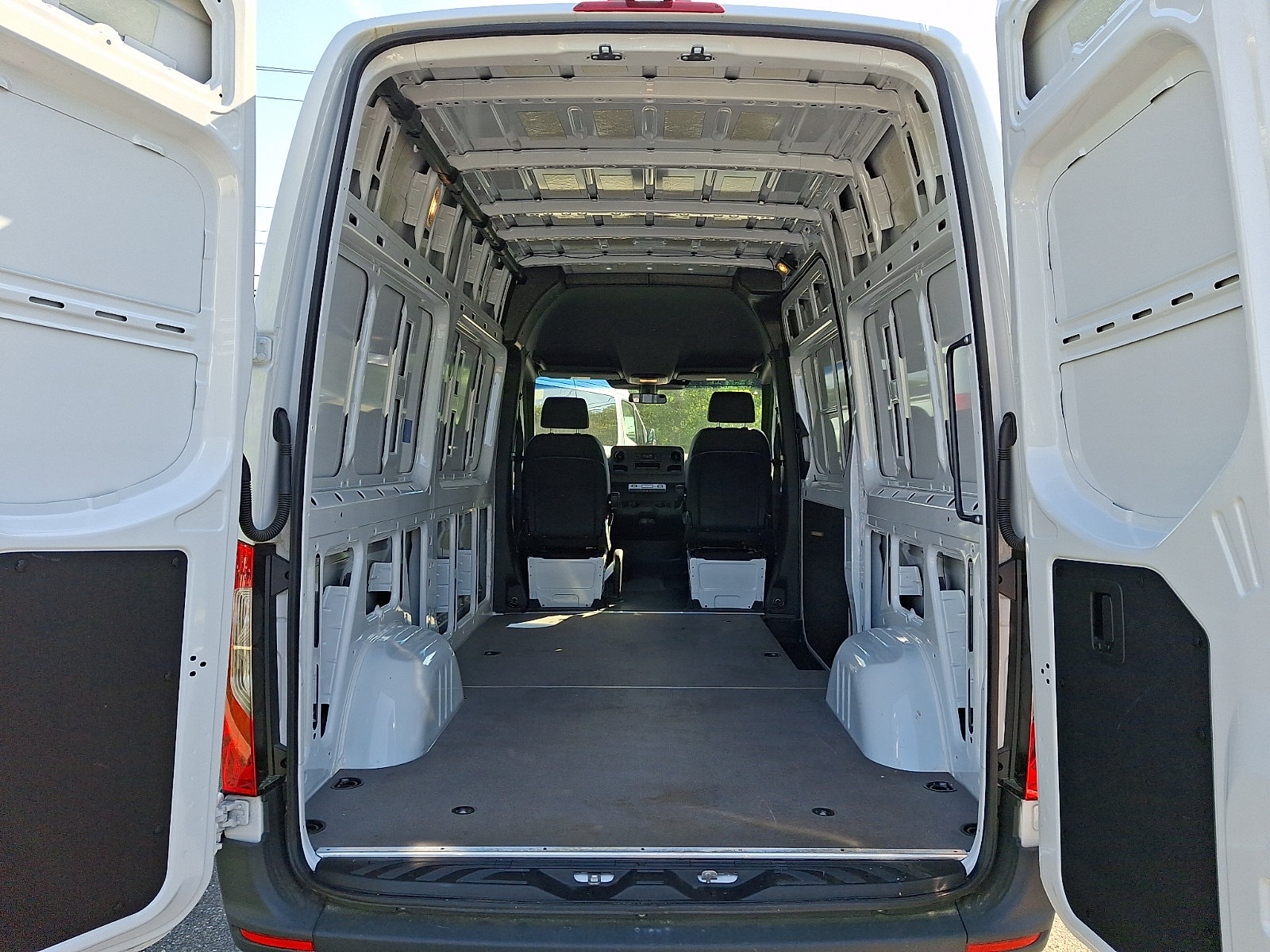 Used 2025 Mercedes-Benz Sprinter 2500 image 27