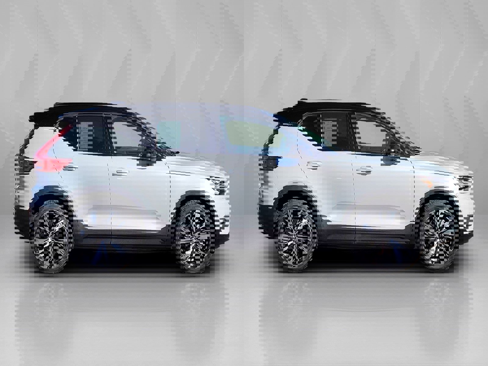 Used 2021 Volvo XC40 P8 Recharge image 7