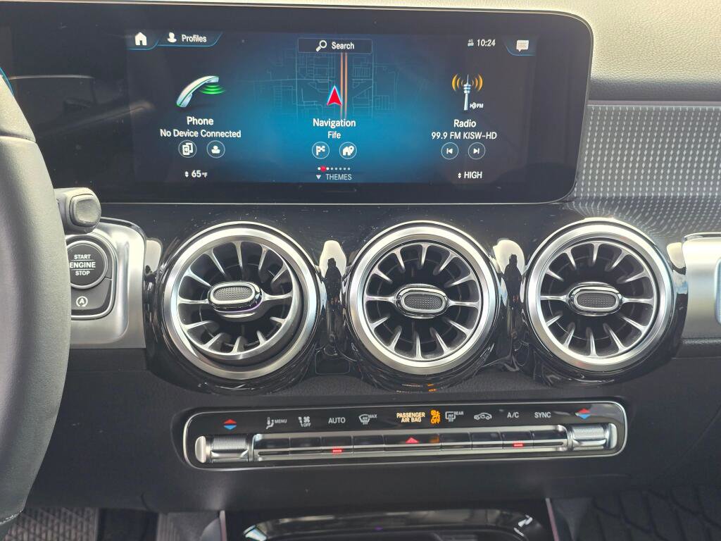 Used 2023 Mercedes-Benz GLB 250 4MATIC w/ Premium Package image 15