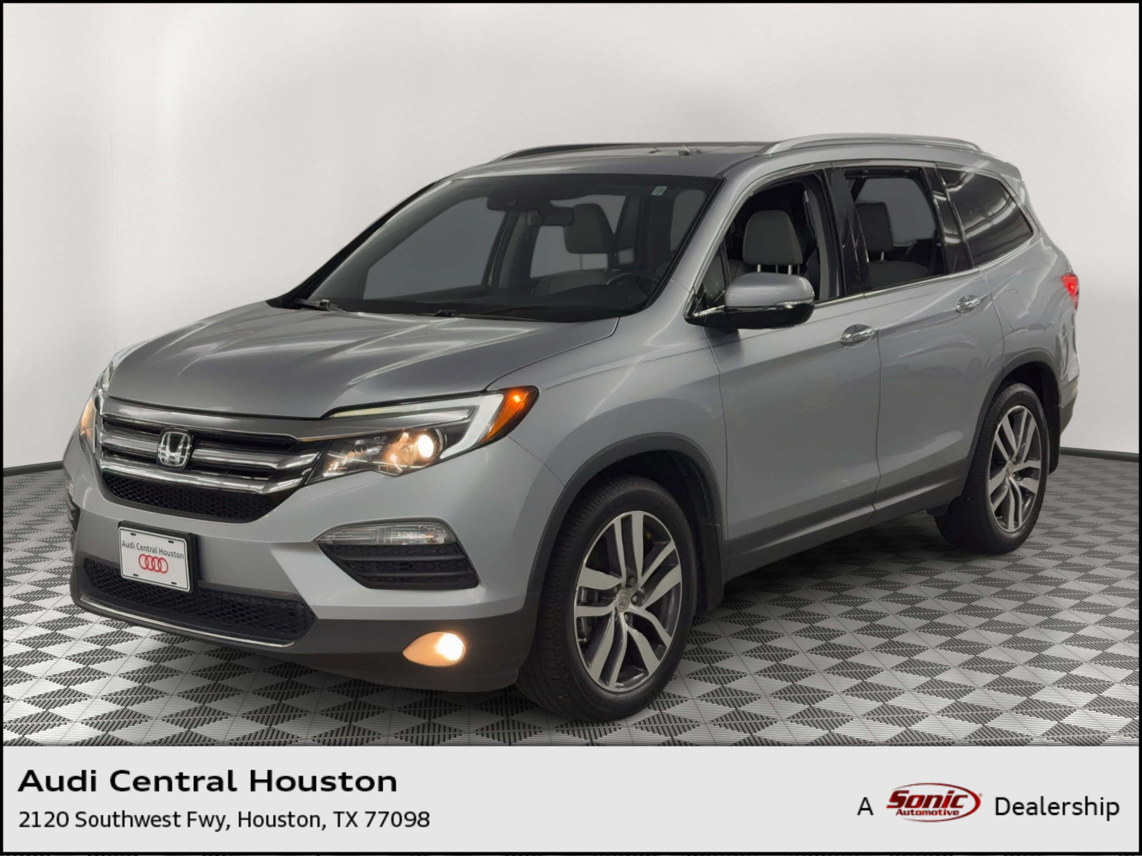 Used 2017 Honda Pilot Touring image 1