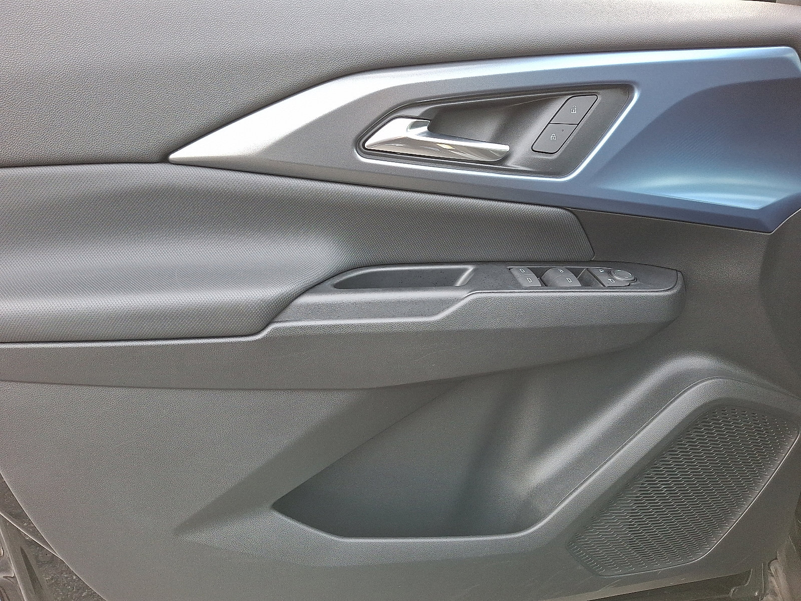 Used 2025 Chevrolet Equinox EV LT w/ Convenience Package image 13