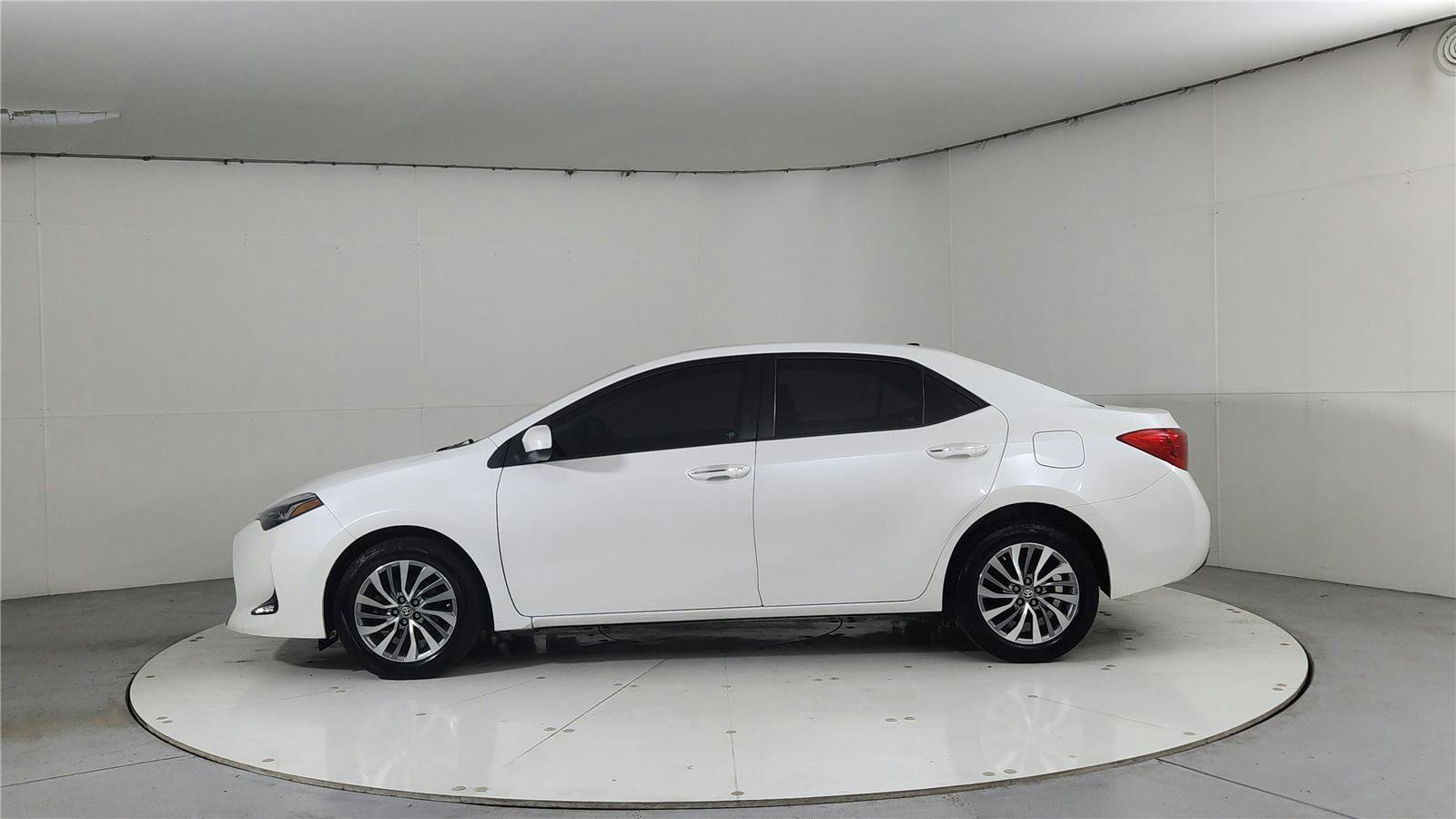 Used 2017 Toyota Corolla XLE FWD image 4