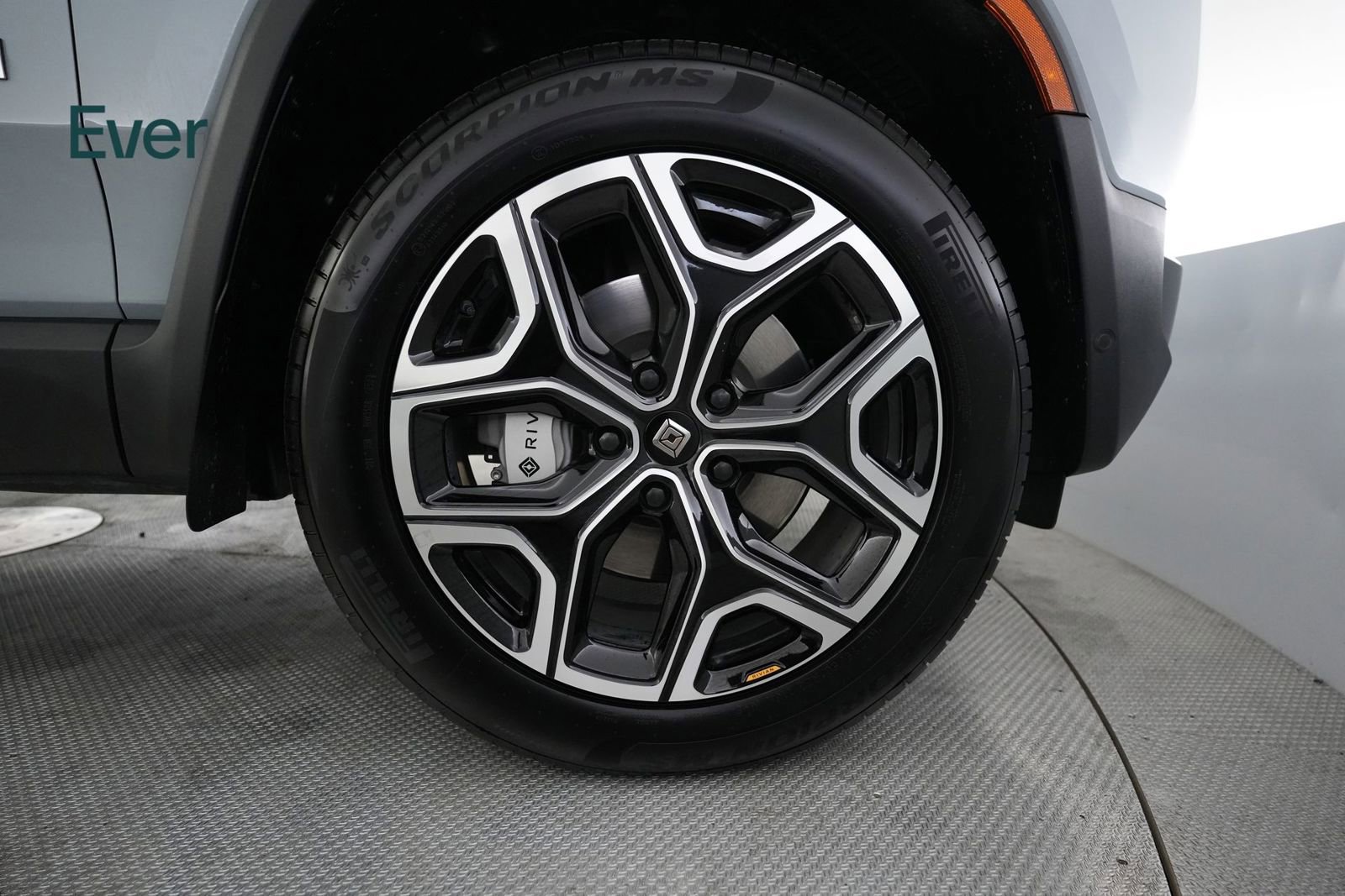 Used 2025 Rivian R1S Adventure image 20