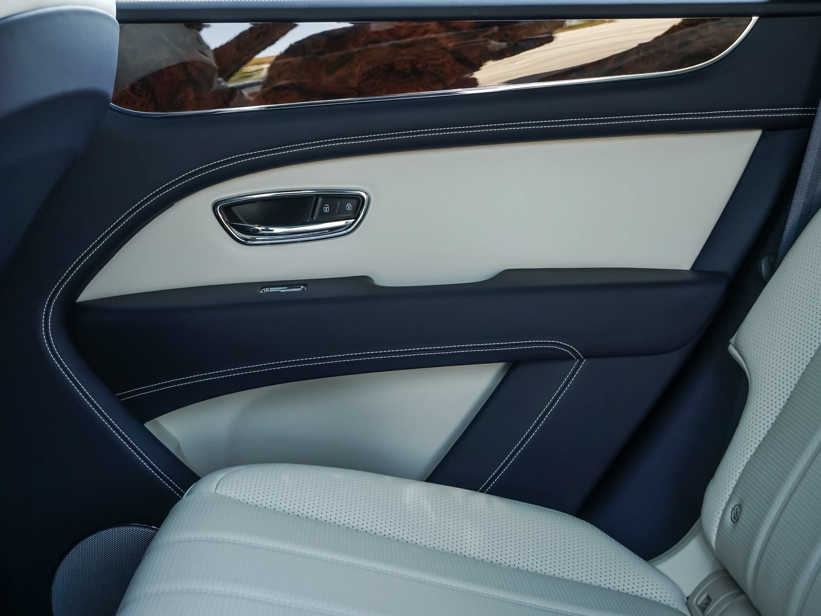 Used 2024 Bentley Bentayga AWD/4WD image 21