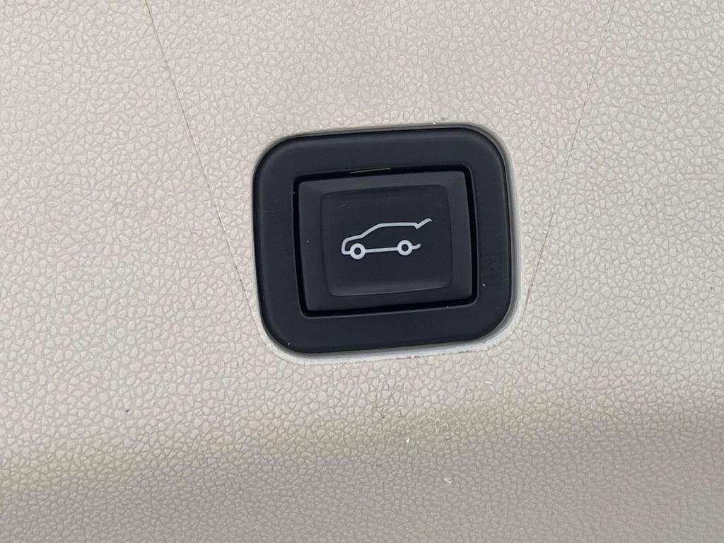 Used 2022 Cadillac Escalade Sport Platinum image 11