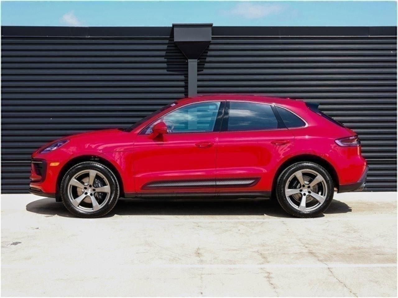 Certified 2025 Porsche Macan AWD/4WD image 2