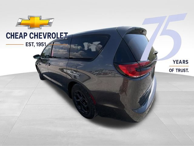 Used 2022 Chrysler Pacifica Touring-L w/ Uconnect Theater Family Group FWD image 4