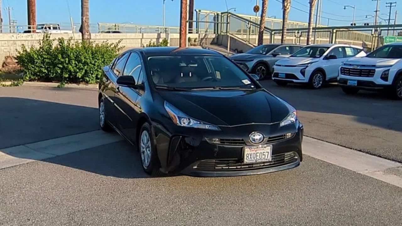 Used 2022 Toyota Prius LE FWD image 2