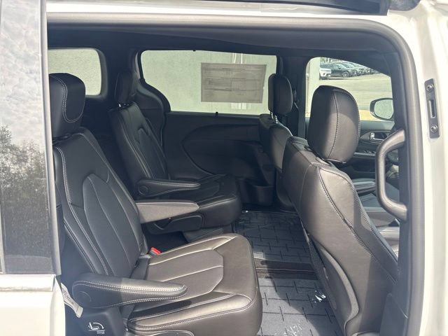 New 2027 Chrysler Pacifica Select w/ Family Tech Group AWD/4WD image 23
