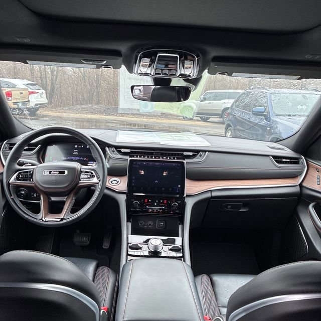 Used 2024 Jeep Grand Cherokee Summit image 3