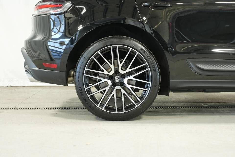 New 2026 Porsche Macan AWD/4WD image 40