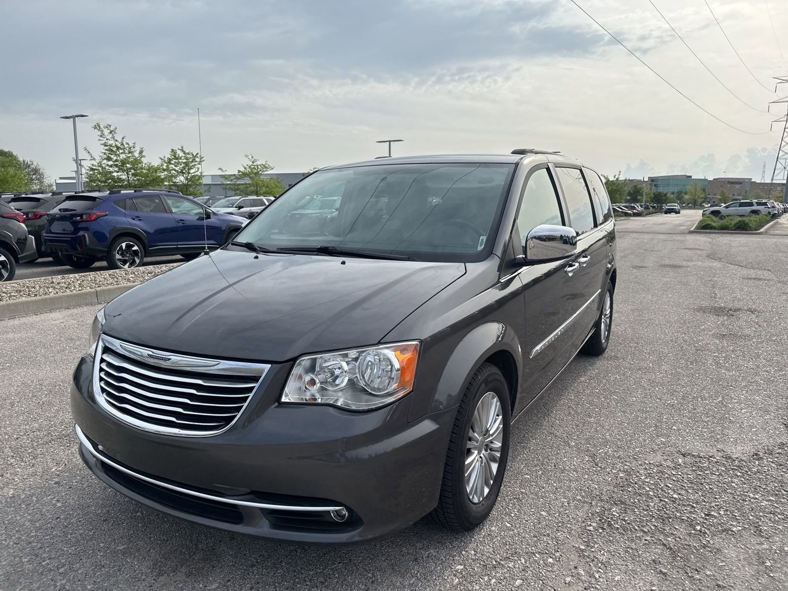 Used 2016 Chrysler Town & Country Touring-L w/ Driver Convenience Group FWD image 3