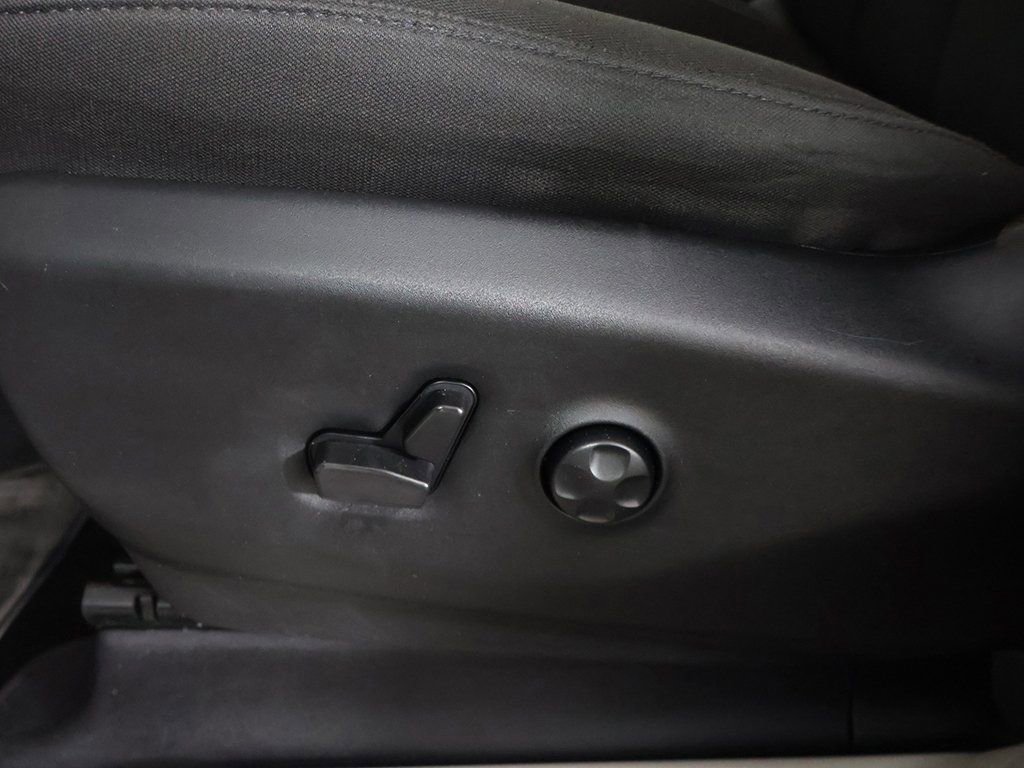 Used 2023 Chrysler Voyager LX image 26