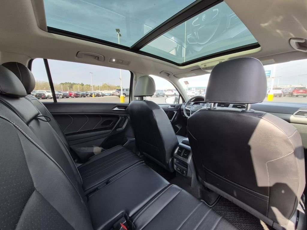 Used 2022 Volkswagen Tiguan SE w/ Panoramic Sunroof Package image 16