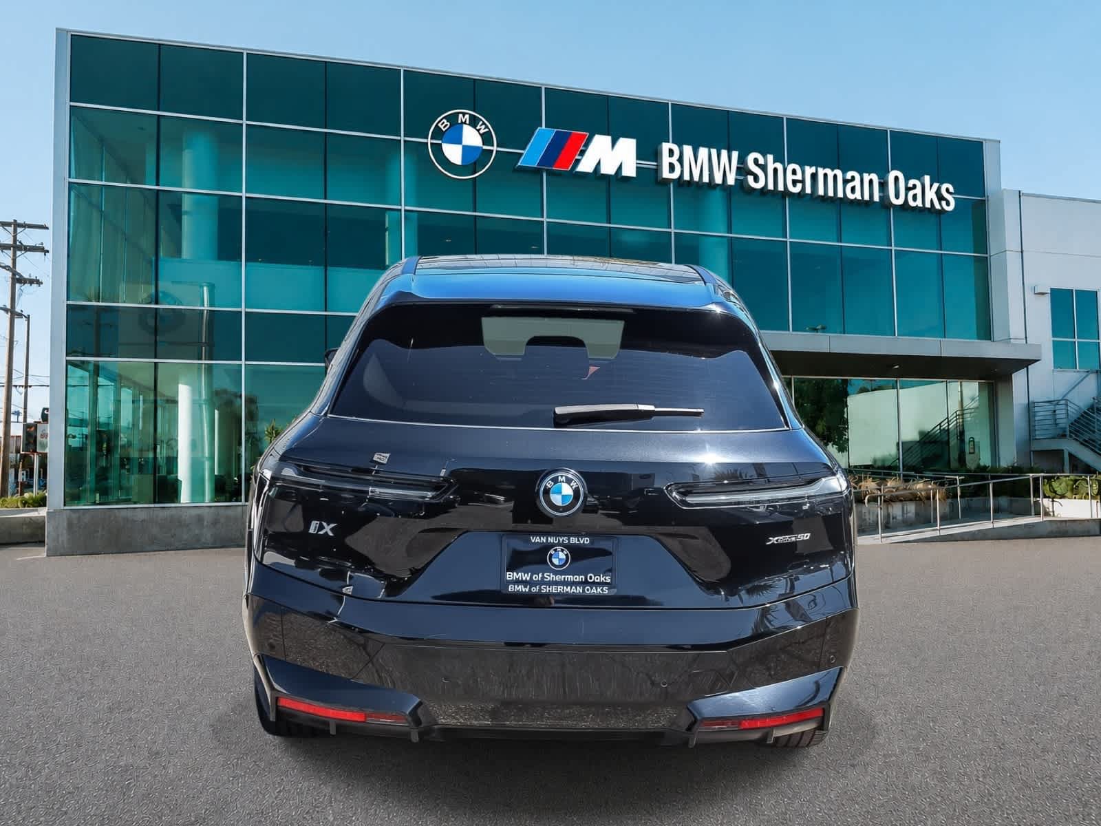 Used 2024 BMW iX xDrive50 w/ Premium Package AWD/4WD image 5