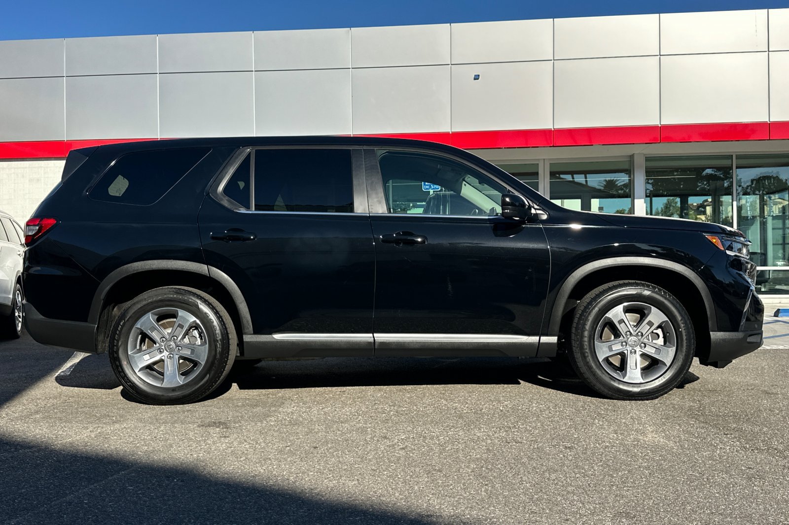 Used 2025 Honda Pilot EX-L image 3