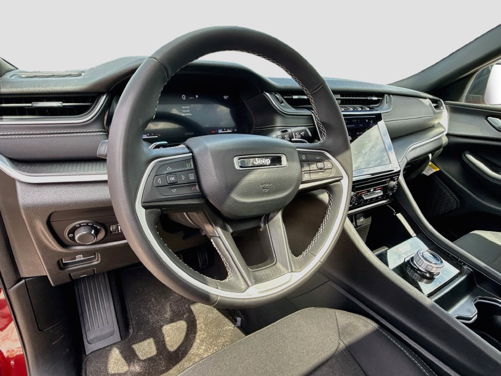 Used 2024 Jeep Grand Cherokee Laredo X AWD/4WD image 12