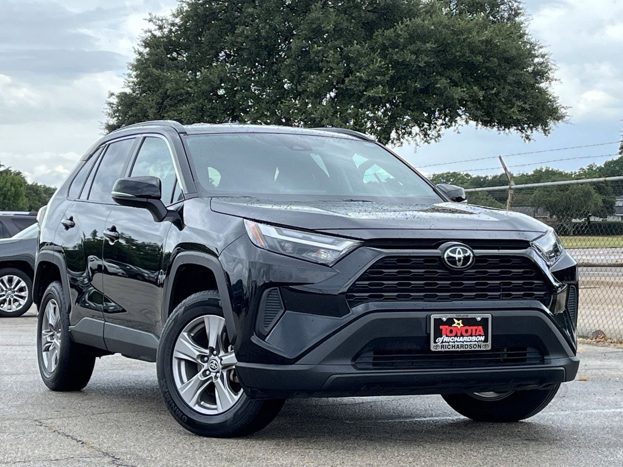 Used 2025 Toyota RAV4 XLE AWD/4WD image 2