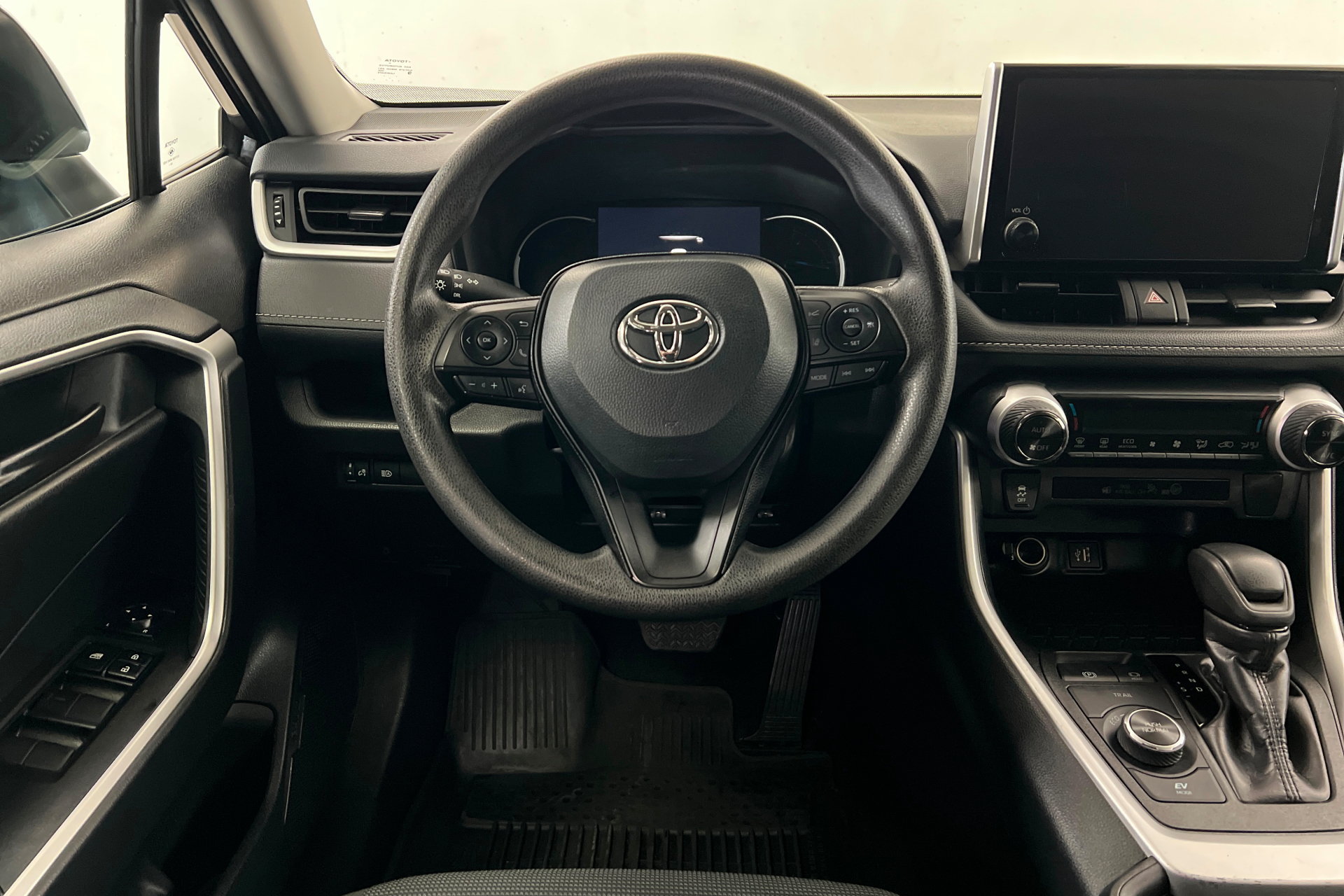 Used 2025 Toyota RAV4 LE AWD/4WD image 13