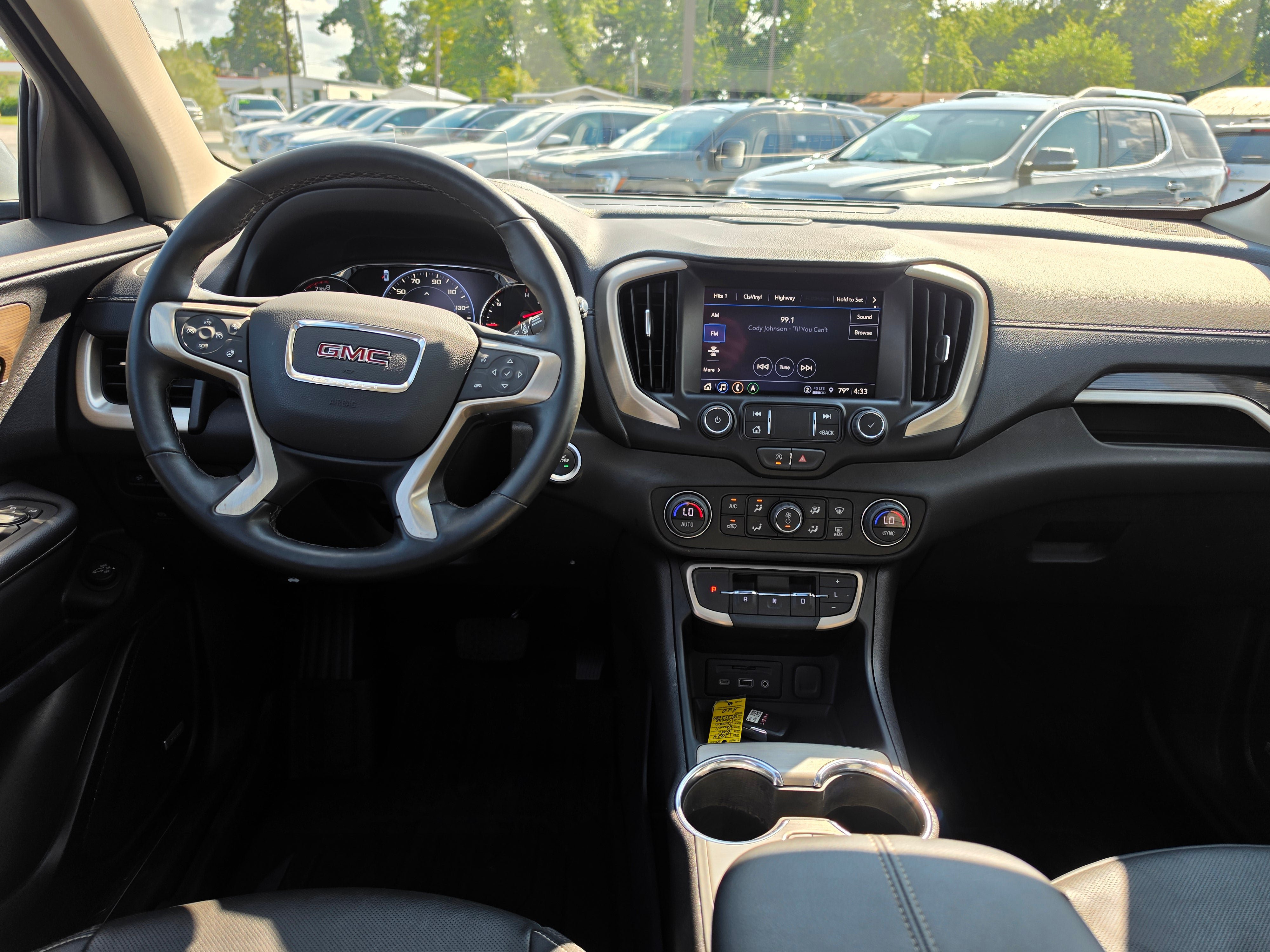 Used 2024 GMC Terrain Denali w/ Denali Premium Package AWD/4WD image 10
