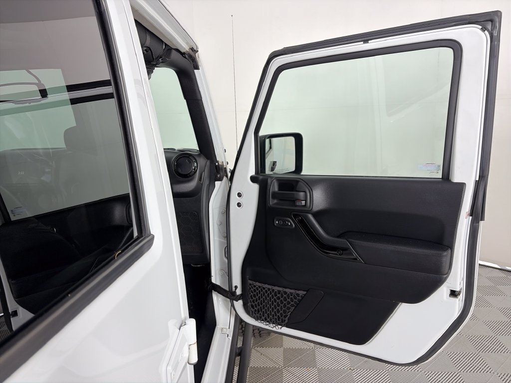 Used 2015 Jeep Wrangler Unlimited Sahara AWD/4WD image 28