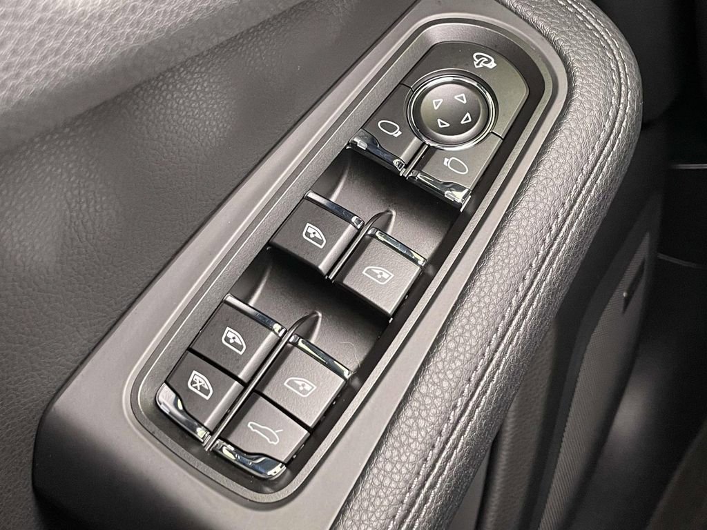 Certified 2025 Porsche Macan AWD/4WD image 39