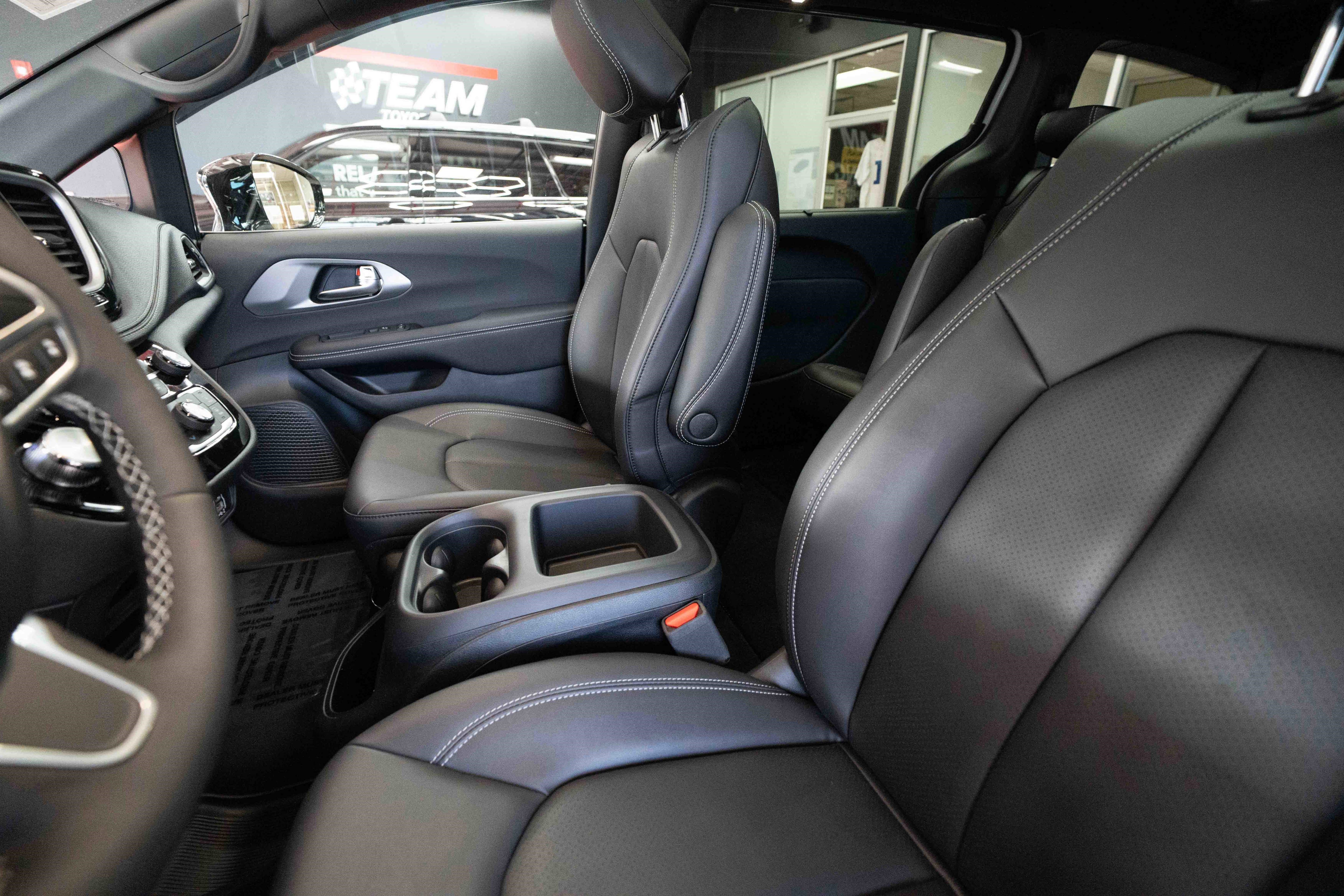 Used 2025 Chrysler Pacifica Select image 10