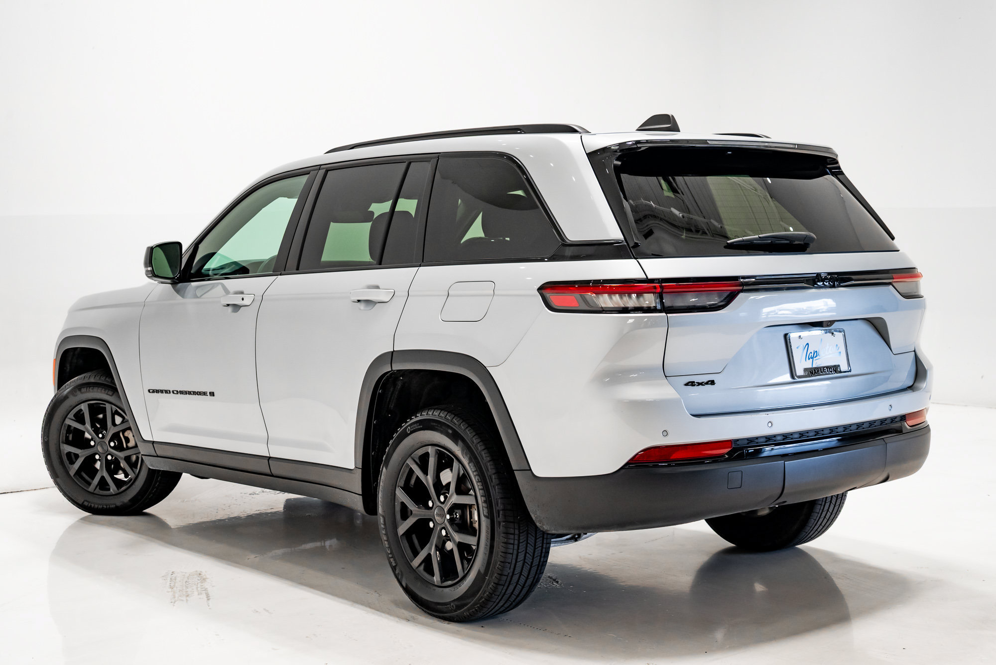 Used 2025 Jeep Grand Cherokee Altitude AWD/4WD image 32
