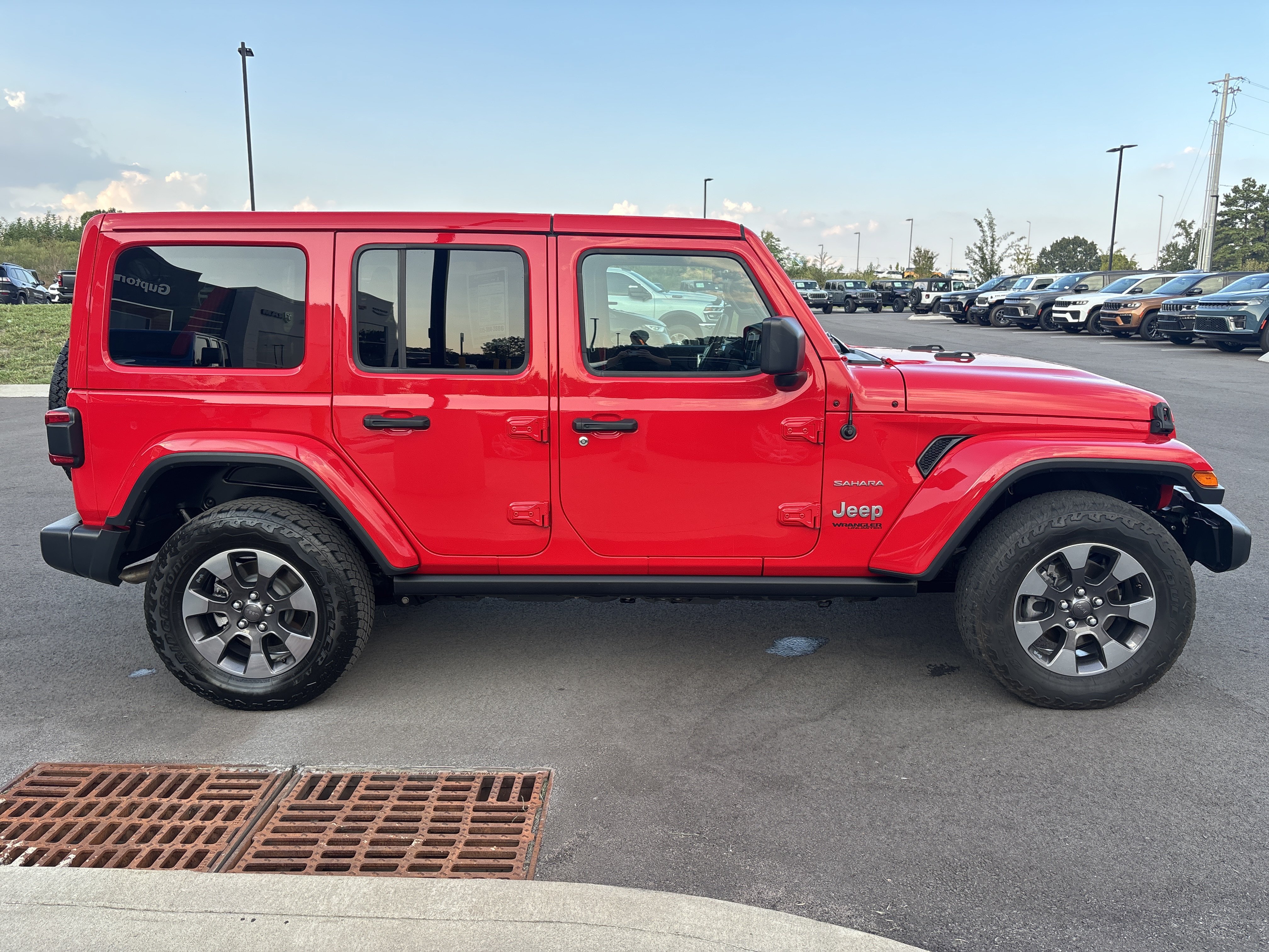 Used 2018 Jeep Wrangler Unlimited Sahara AWD/4WD image 6