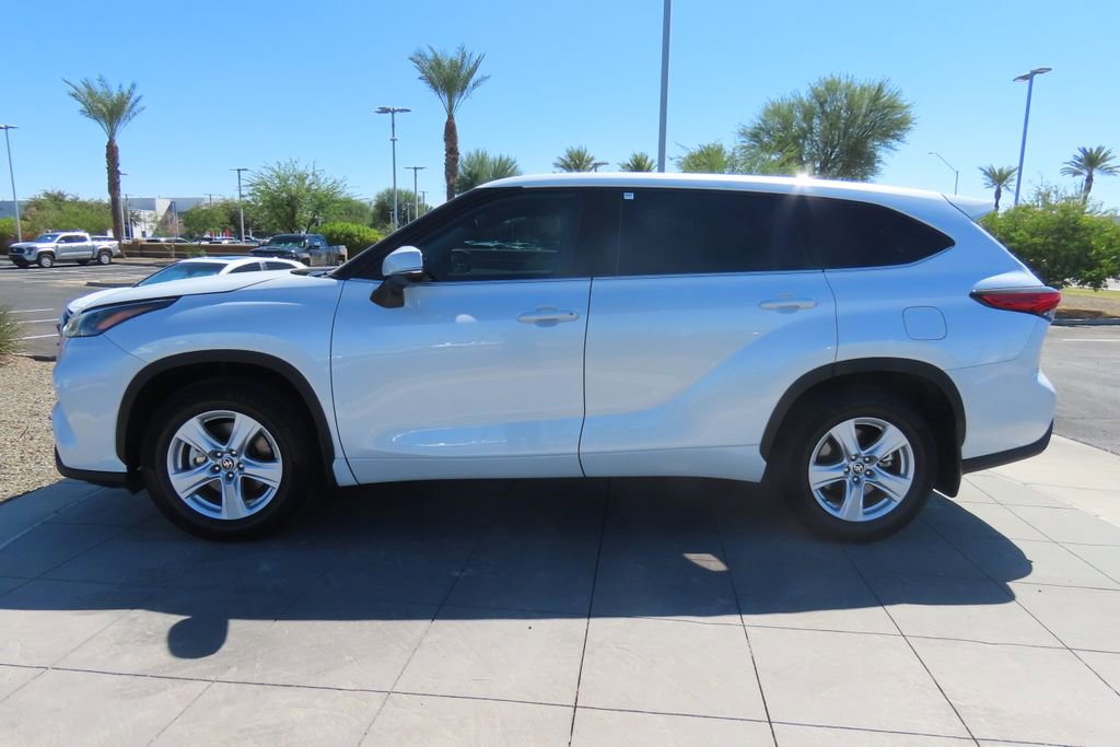 Certified 2022 Toyota Highlander L image 8