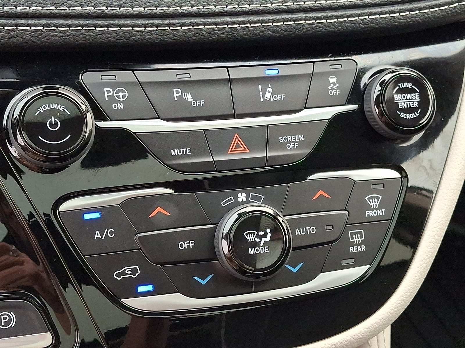 Used 2023 Chrysler Pacifica Limited FWD image 19