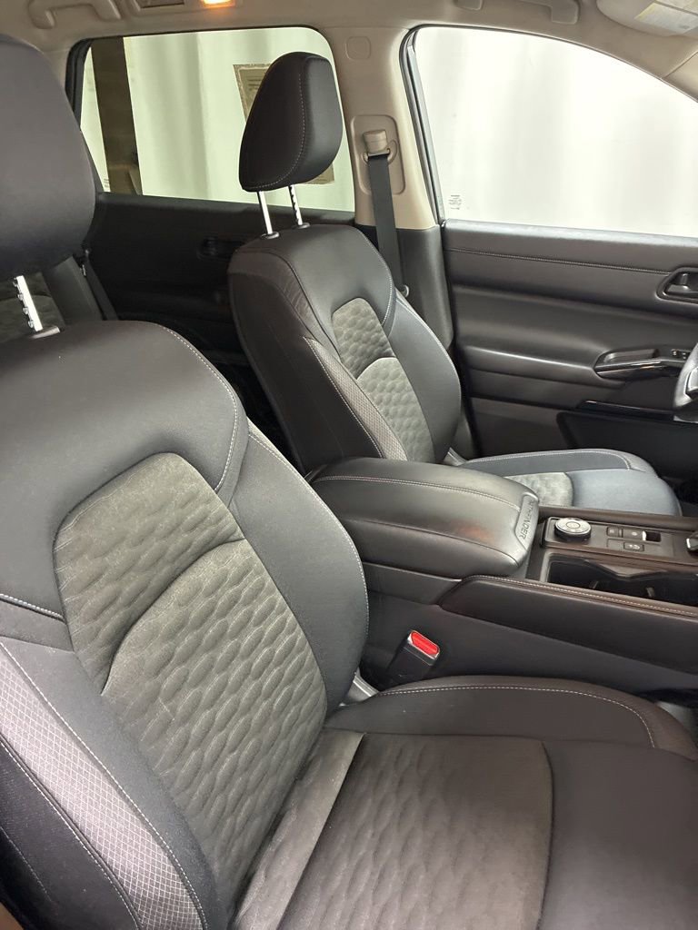 Used 2024 Nissan Pathfinder S image 25