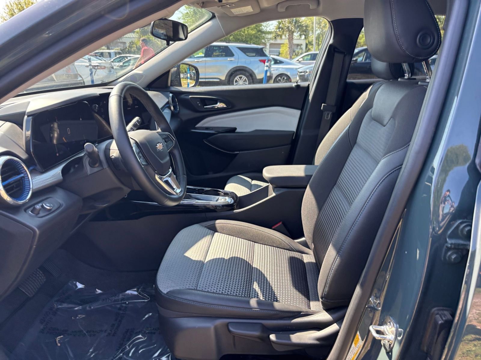 Used 2025 Chevrolet Trax LT w/ LT Convenience Package image 29