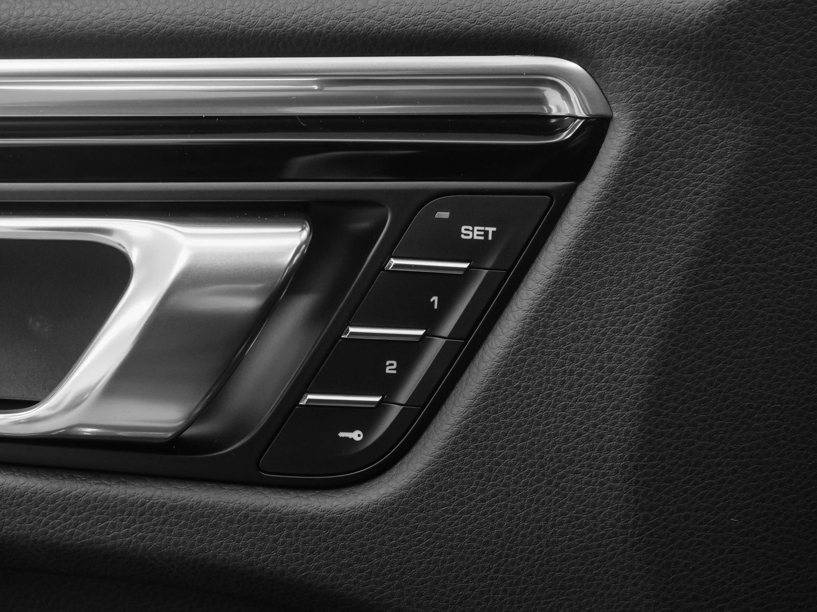 Certified 2025 Porsche Macan AWD/4WD image 26