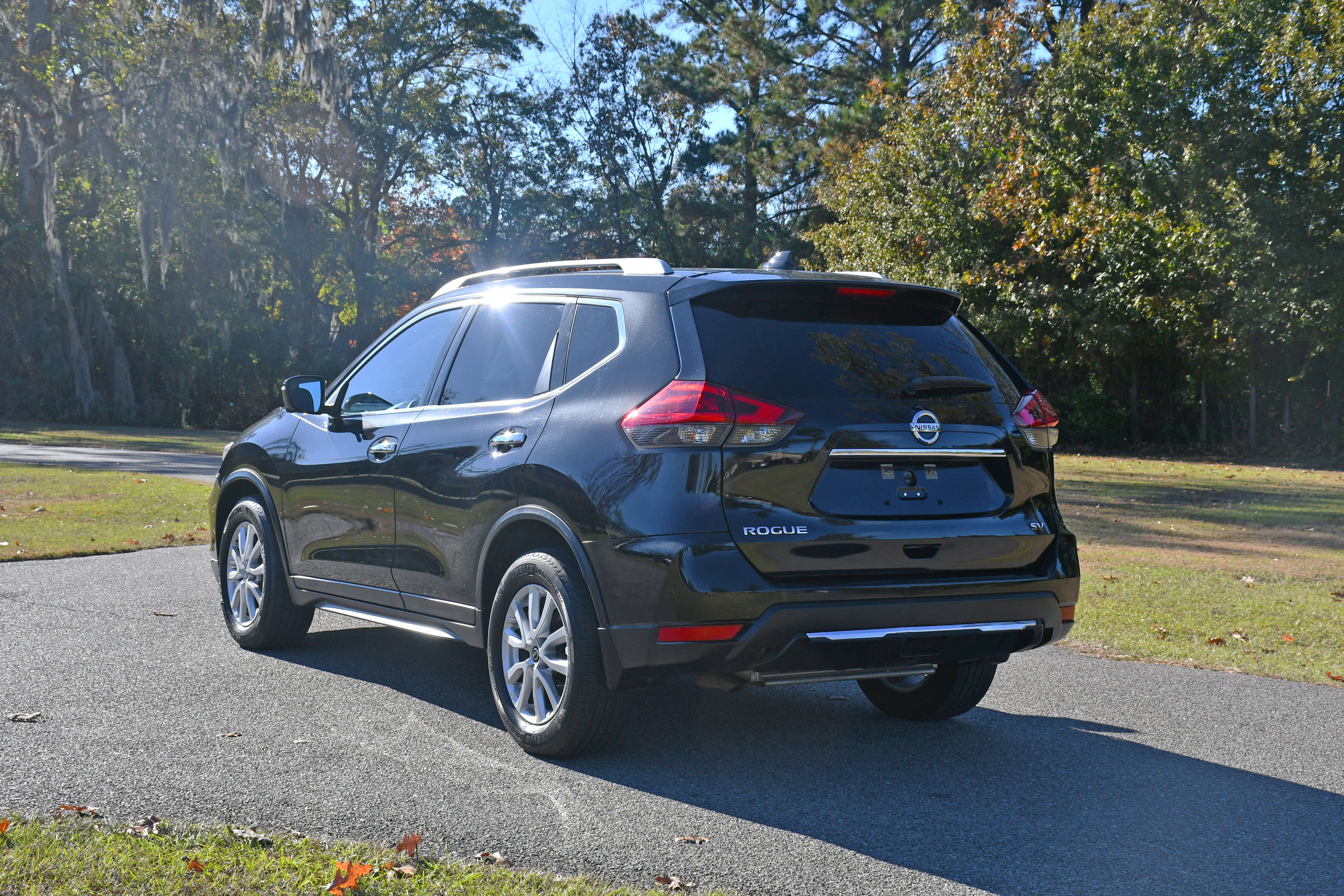 Used 2018 Nissan Rogue SV w/ Premium Package image 3