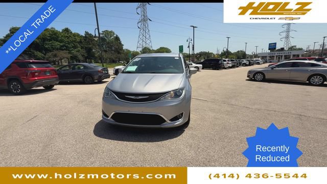 Used 2020 Chrysler Pacifica Touring FWD image 3