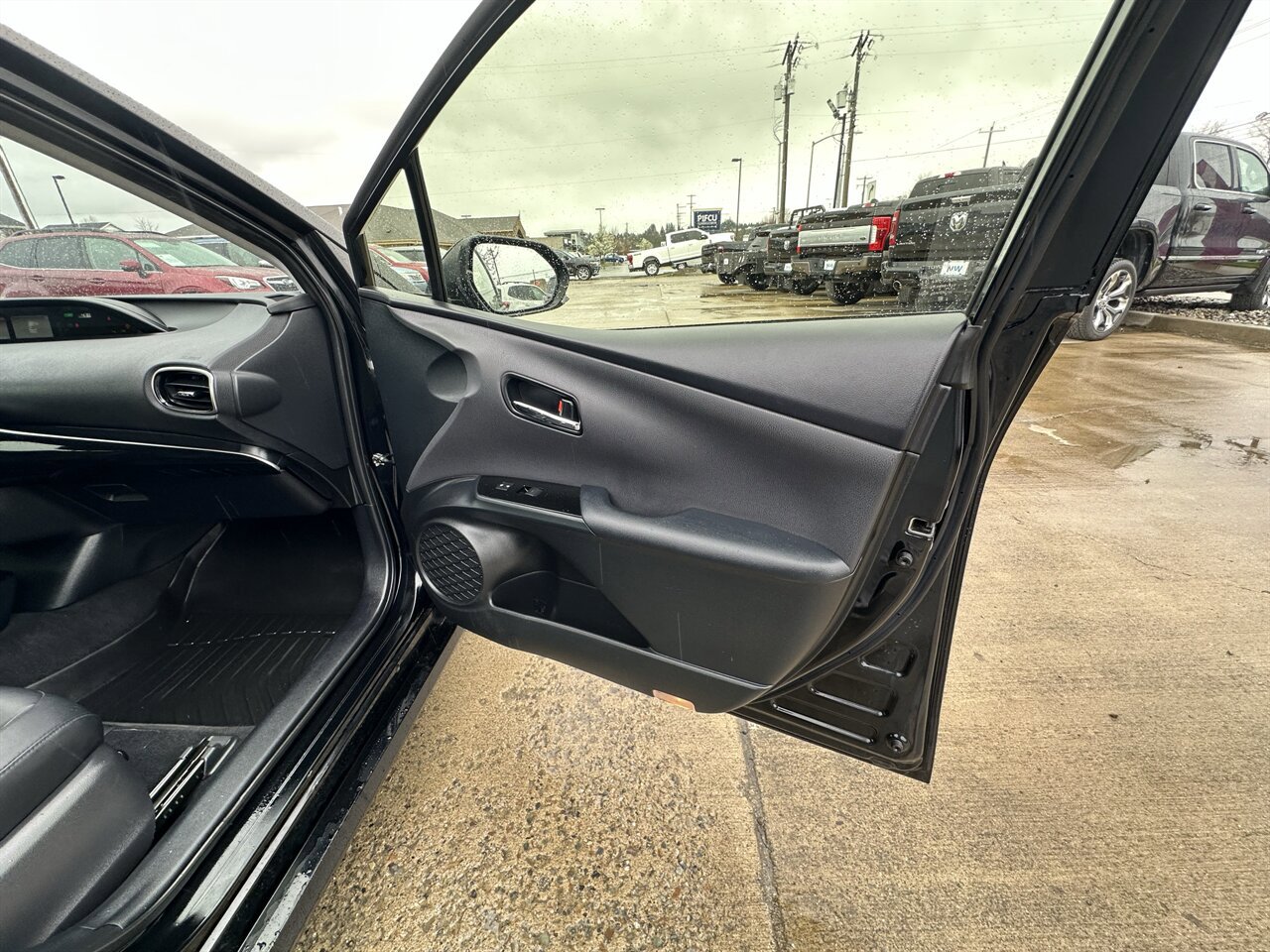 Used 2022 Toyota Prius AWD image 14