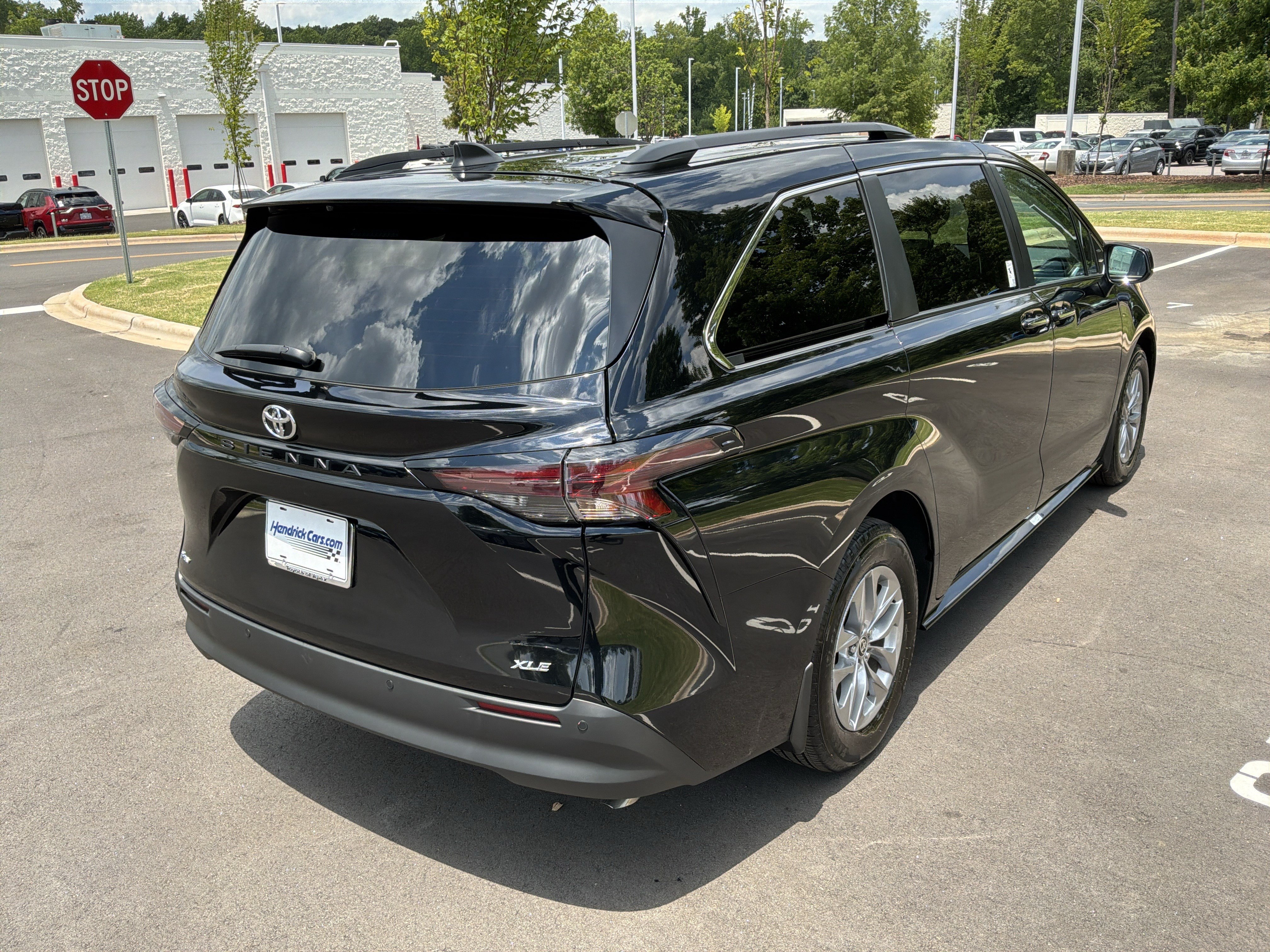 Used 2026 Toyota Sienna XLE FWD image 10