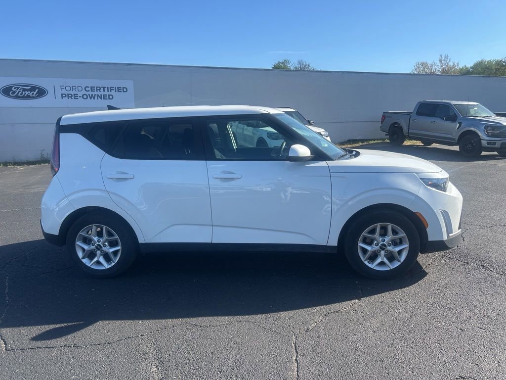 Used 2025 Kia Soul LX w/ LX Technology Package FWD image 4