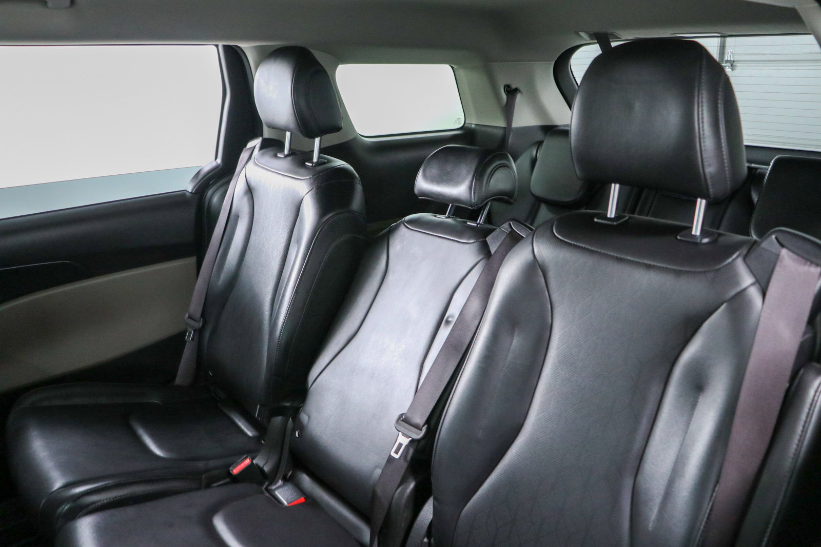 Used 2025 Kia Carnival FWD image 25