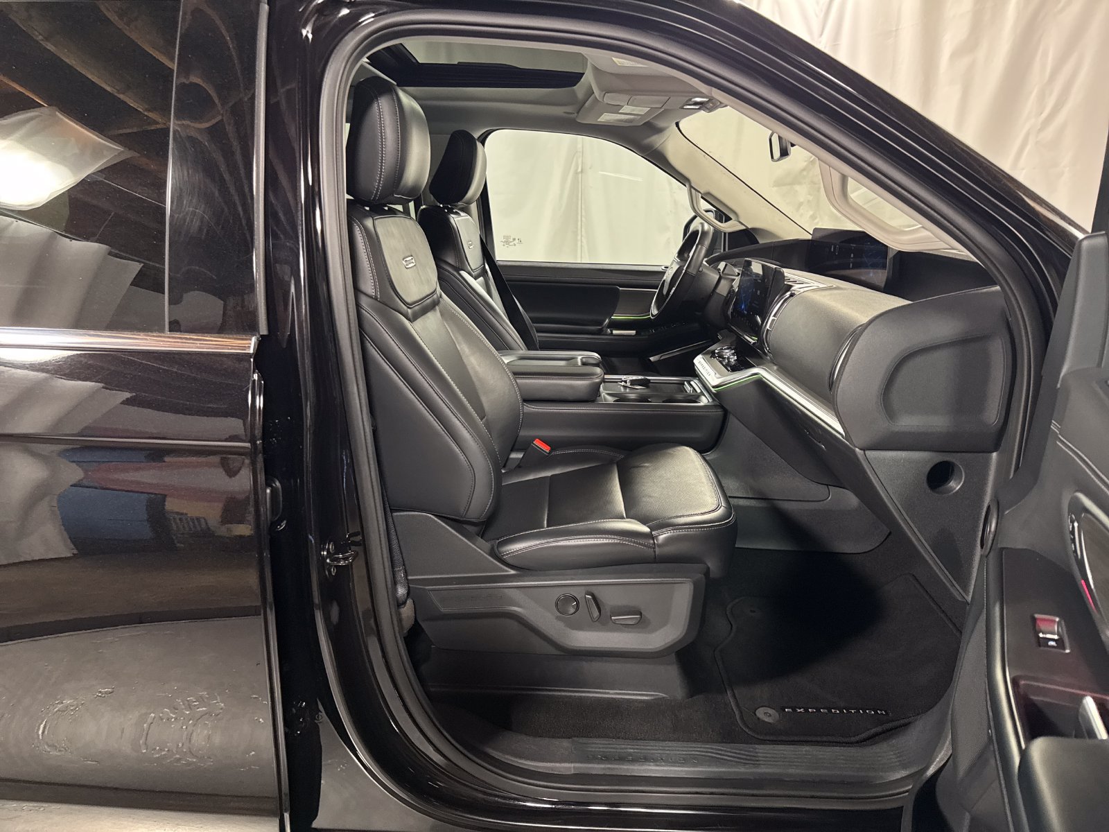 Used 2025 Ford Expedition Max Platinum AWD/4WD image 11