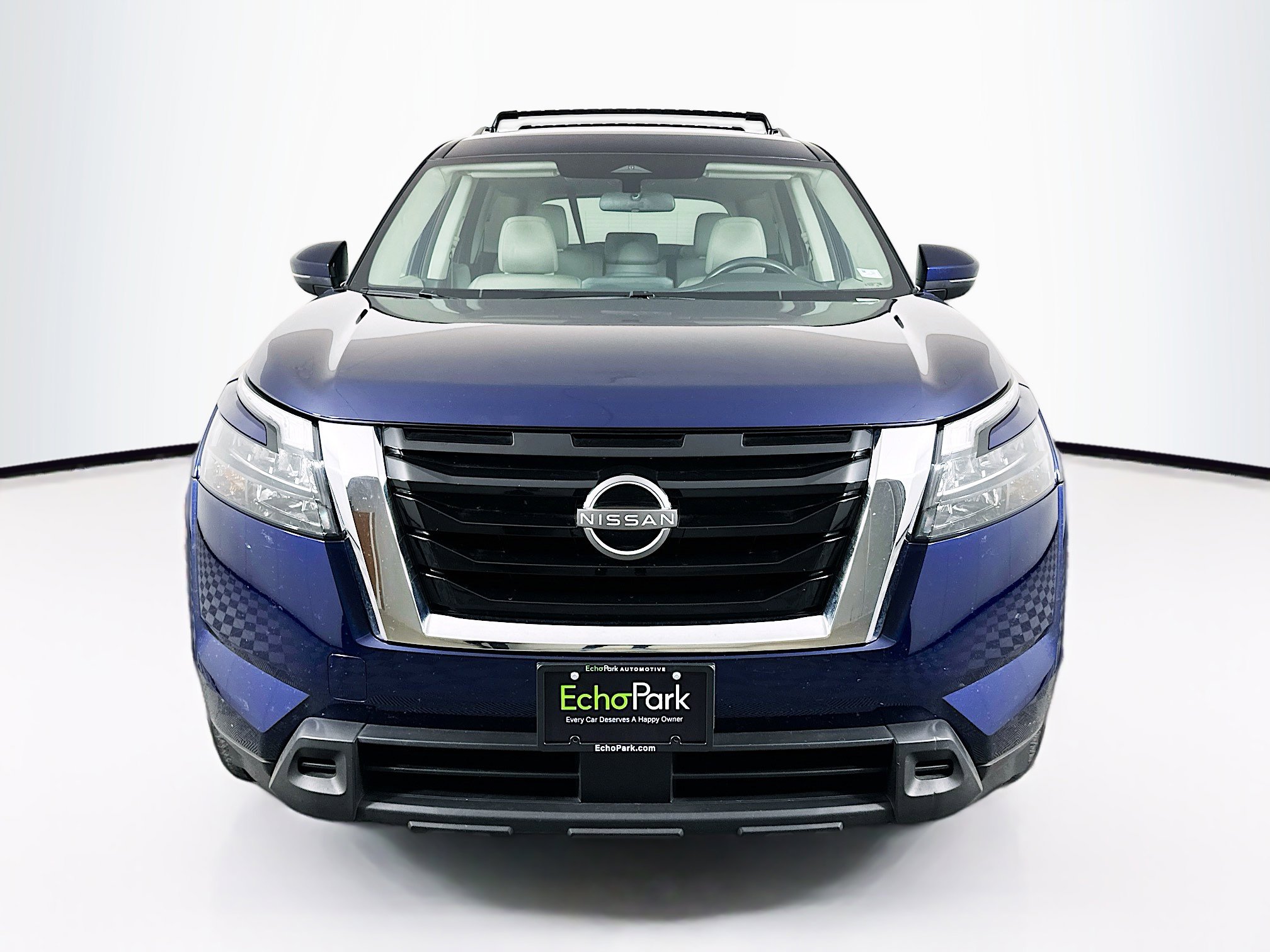 Used 2024 Nissan Pathfinder SV image 2