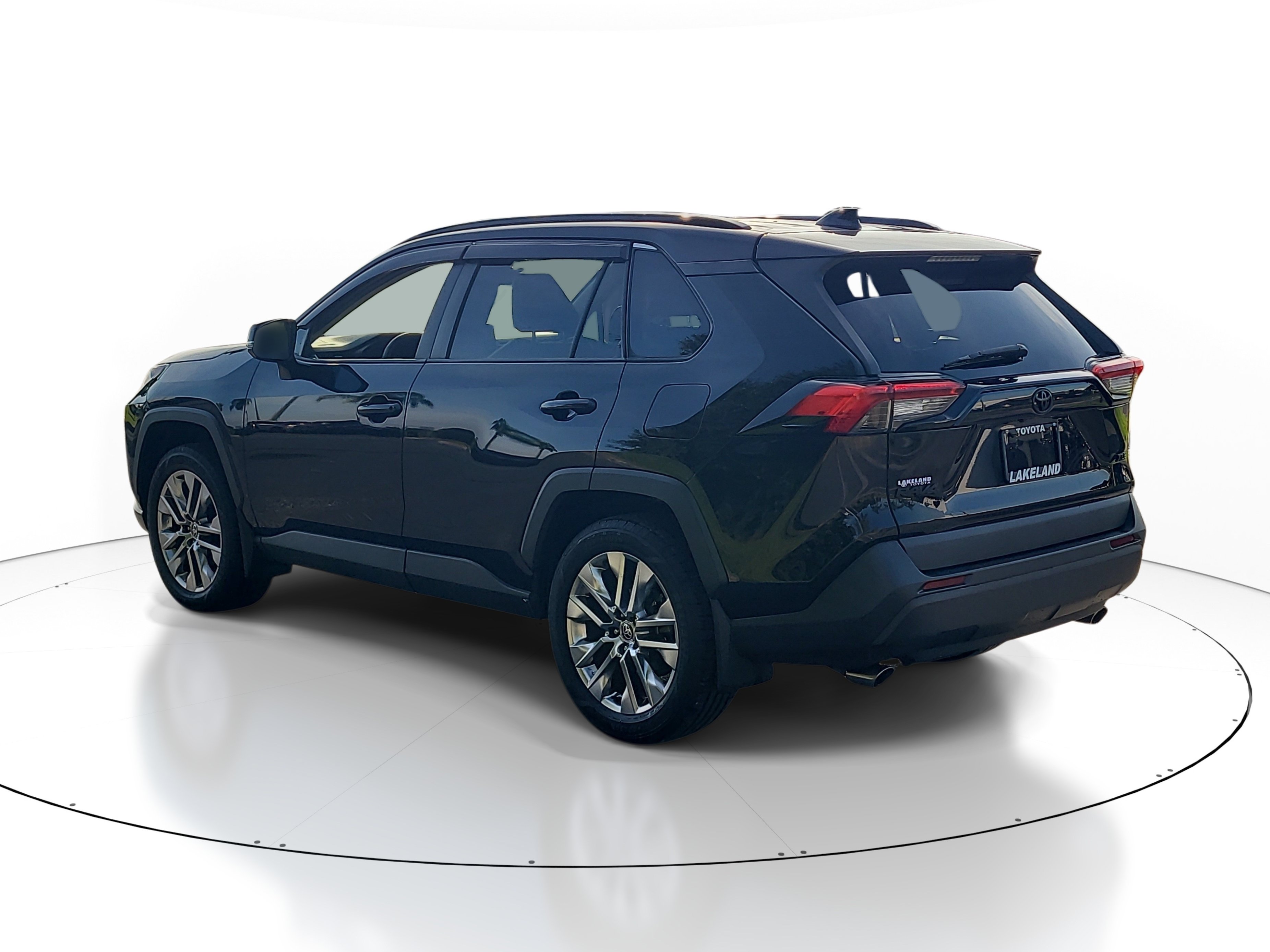 Used 2021 Toyota RAV4 XLE Premium FWD image 5