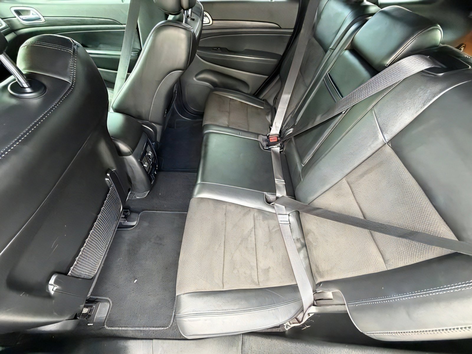 Used 2020 Jeep Grand Cherokee Altitude image 12