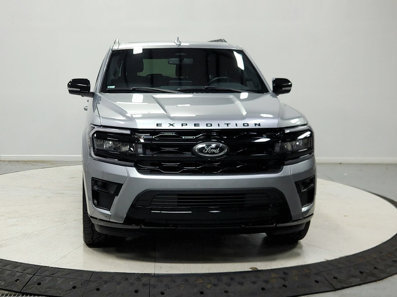 Used 2024 Ford Expedition Limited RWD image 3