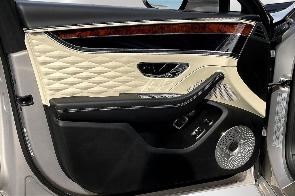 Used 2022 Bentley Flying Spur V8 image 19