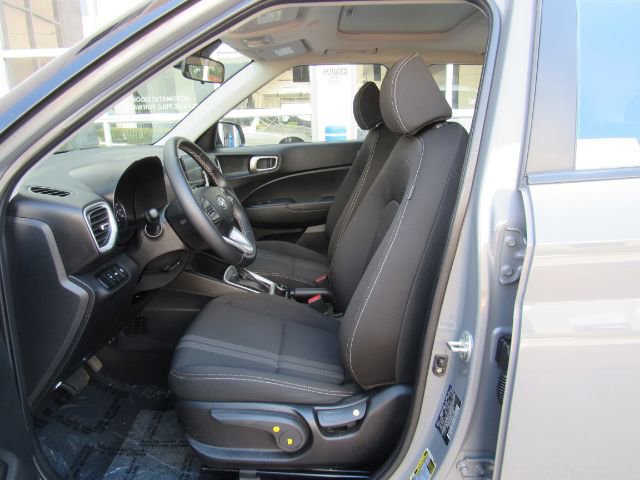 Used 2022 Hyundai Venue SEL FWD image 16