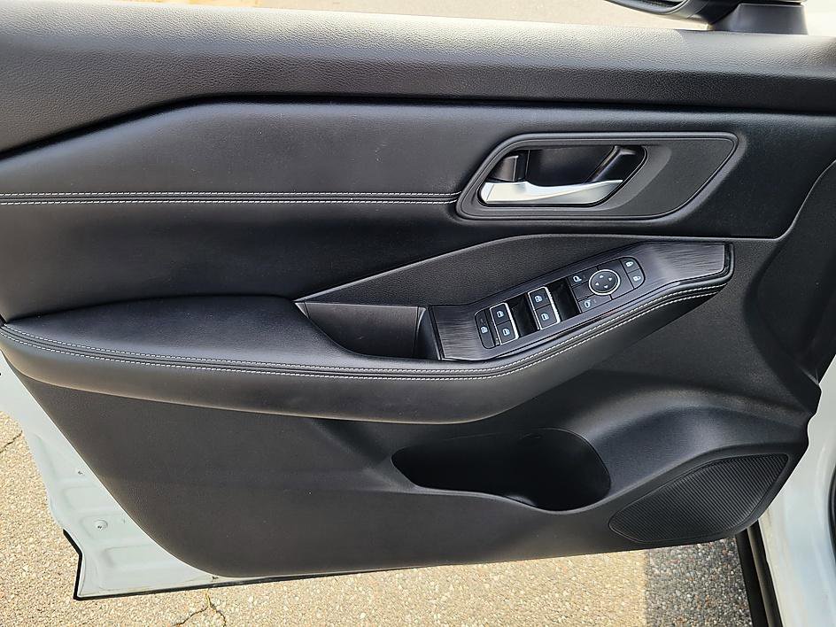 Certified 2025 Nissan Rogue SL image 9