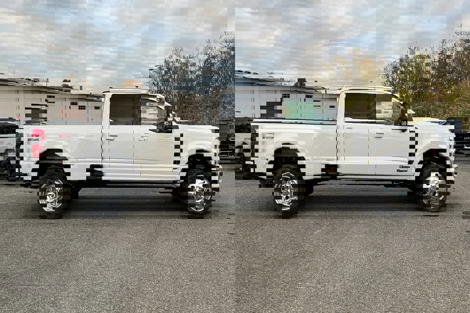 New 2026 Ford F450 Platinum w/ FX4 Off-Road Package image 2