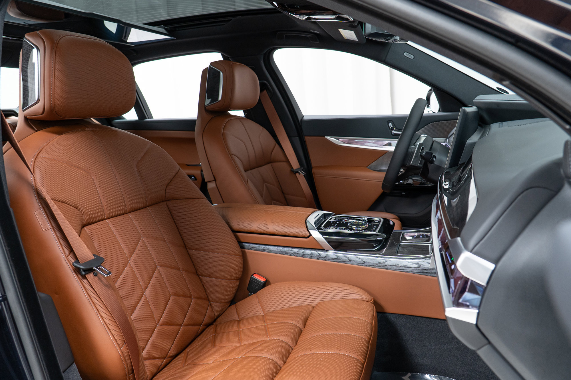 Used 2025 BMW 760i xDrive w/ Executive Package image 24